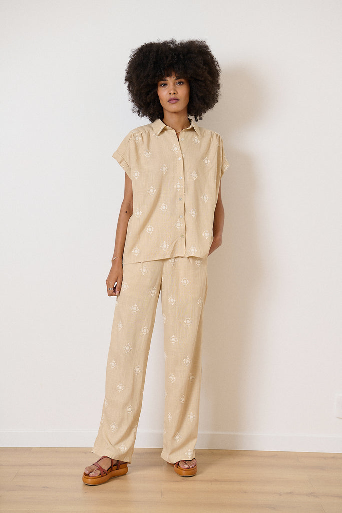 Chemisette beige en coton avec col chemise et manches recouvrant l'épaule avec détails de découpes et fronces épaule et dos 