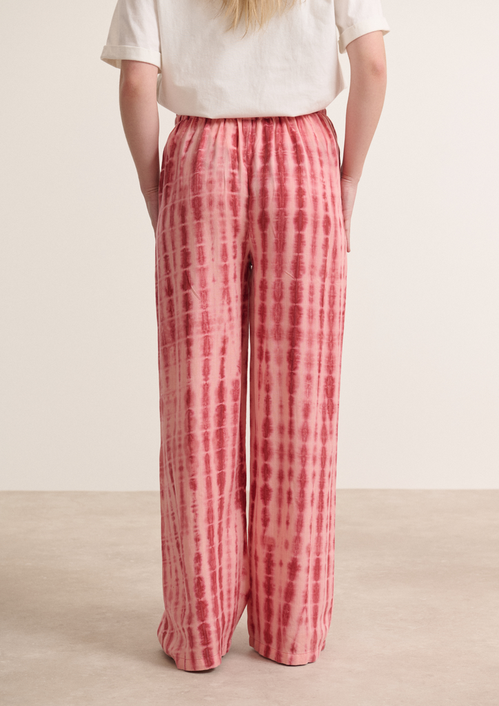 Pantalon à la fois chic et décontracté à la coupe fluide et droite couleur terre cuite avec motif tie and dye Garance Paris 