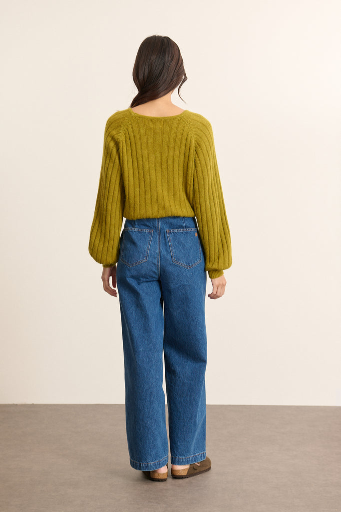 Vue arrière du pantalon en denim, coupe droite avec coutures latérales nettes et poches fixées par surpiqûres contrastées.
