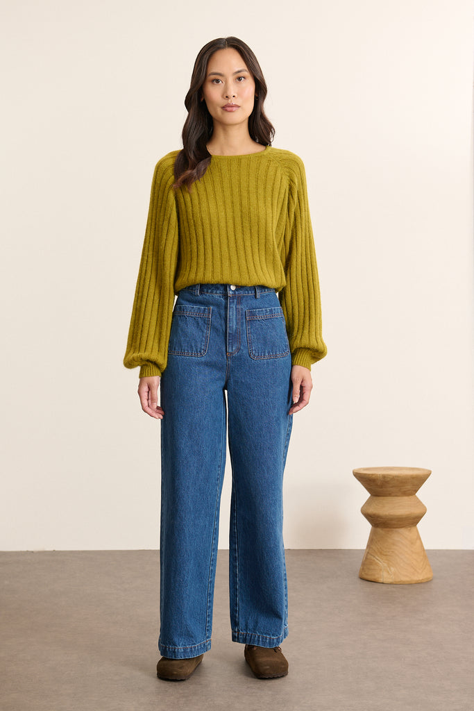 Garance Paris AH 2025, collection femme, pantalon TORRES coloris bleu, 100 % coton avec poches devant et derrière.