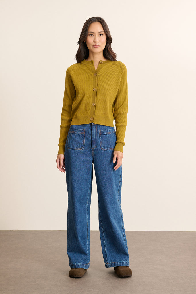 Mannequin de face portant un jean bleu en denim 100% coton, coupe droite avec ceinture plate et poches devant.