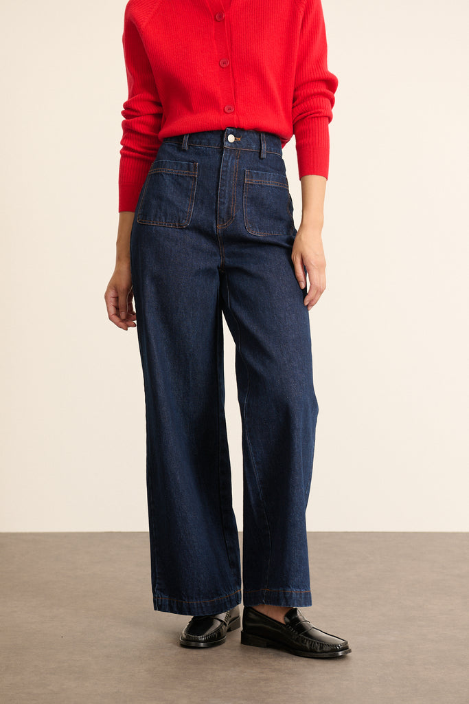 Pantalon en denim brut 100 % coton, collection Garance Paris automne hiver 2025, zip et bouton, poches devant et dos.