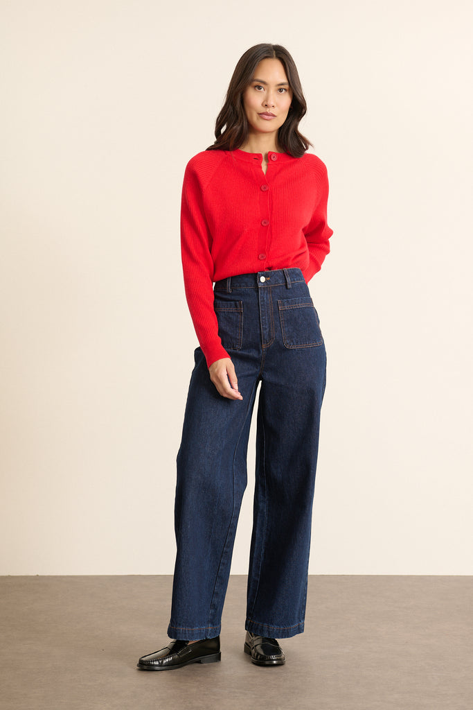 Mannequin de face portant un jean brut en denim 100% coton, coupe droite avec ceinture plate et poches devant.