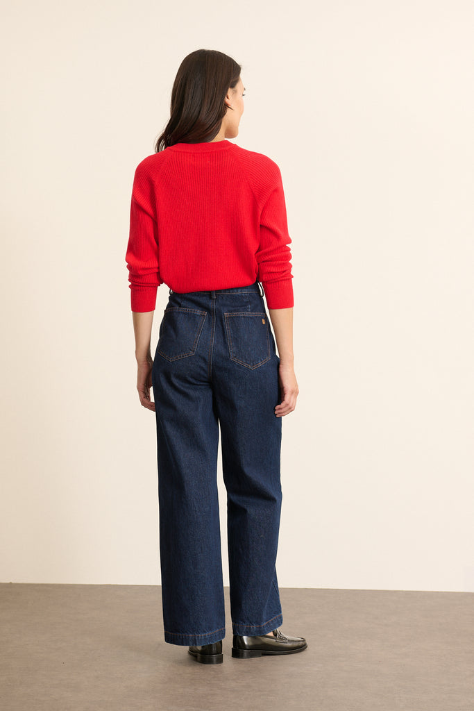 Vue arrière du pantalon en denim, coupe droite avec coutures latérales nettes et poches fixées par surpiqûres contrastées.