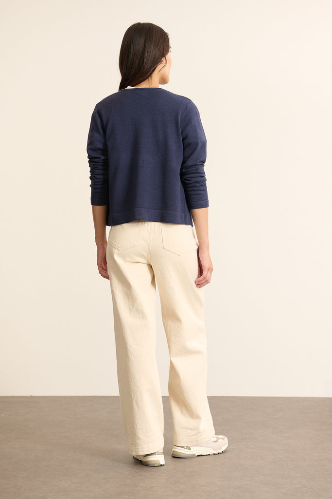 Vue arrière du pantalon en denim, coupe droite avec coutures latérales nettes et poches fixées par surpiqûres contrastées.