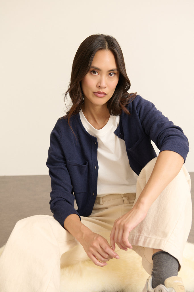 Pantalon en denim écru 100 % coton, collection Garance Paris automne hiver 2025, zip et bouton, poches devant et dos.
