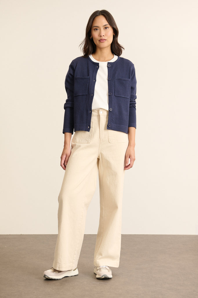 Le gilet avec une fermeture par boutons effet nacre centrés sur le devant, finition brillante sur la patte de boutonnage. 