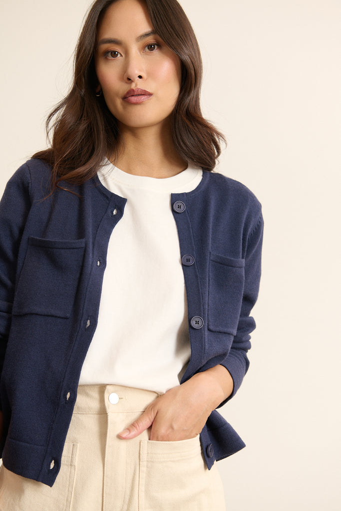 Bas pour femme à la coupe droite avec fermeture par un zip et un bouton, coloris écru 100 % coton. 