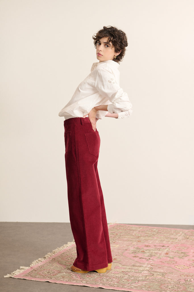 Pantalon en velours grenat 100 % coton, collection Garance Paris automne hiver 2025, coupe droite et poches dos et devant.