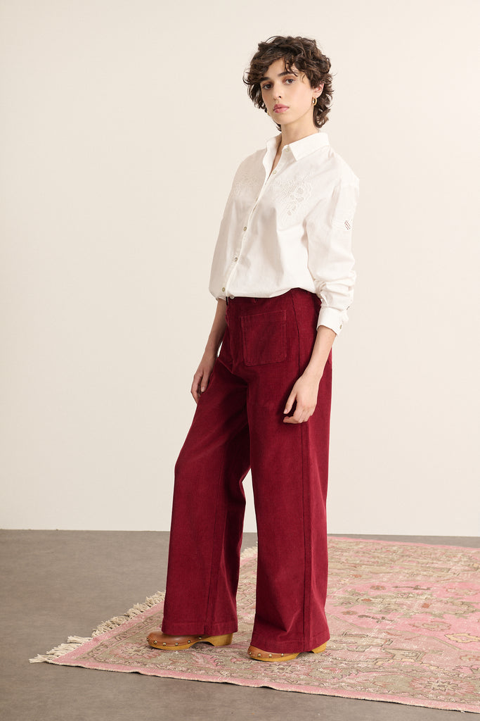 Pantalon TORRES en velours milleraie coloris grenat, à la coupe droite avec un tombé structuré sur toute la longueur.