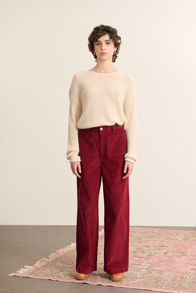 Garance Paris AH 25, pantalon pour femme en velours milleraie, coloris grenat à la coupe droite grâce au tissu dense.