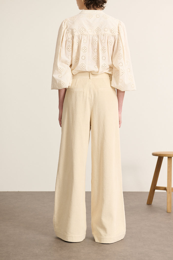 Vue arrière du pantalon en velours, coupe droite avec dos lisse, ceinture structurée et finitions nettes en bas de la jambe.