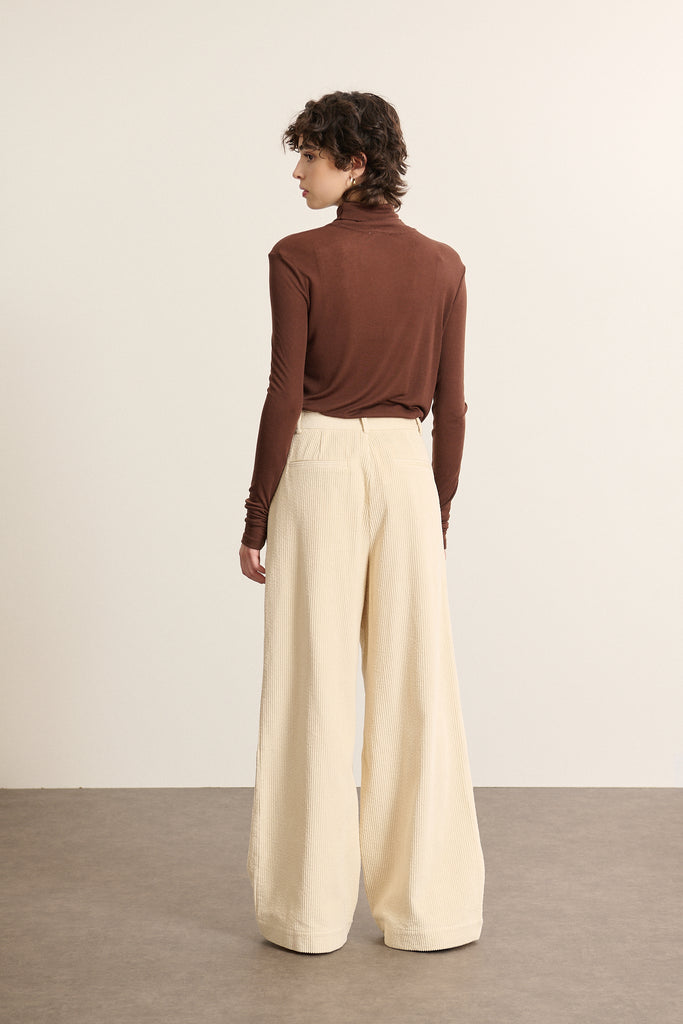 Pantalon à pinces en velours coloris écru, collection Garance Paris automne hiver 2025, jambes larges et poches devant.