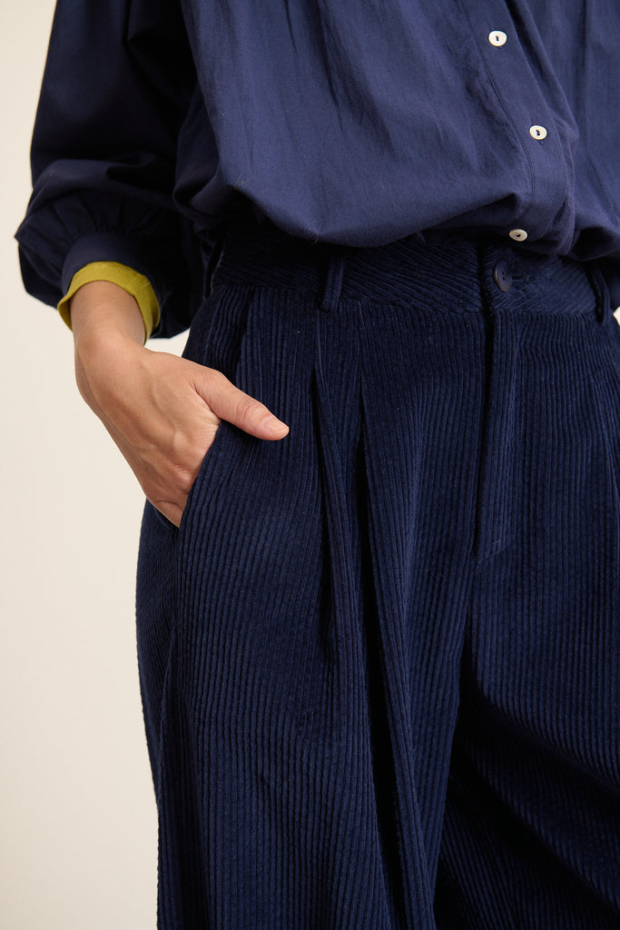 Garance Paris, pantalon pour femme à la coupe droite coloris marine, à pinces en velours 100 % coton. 