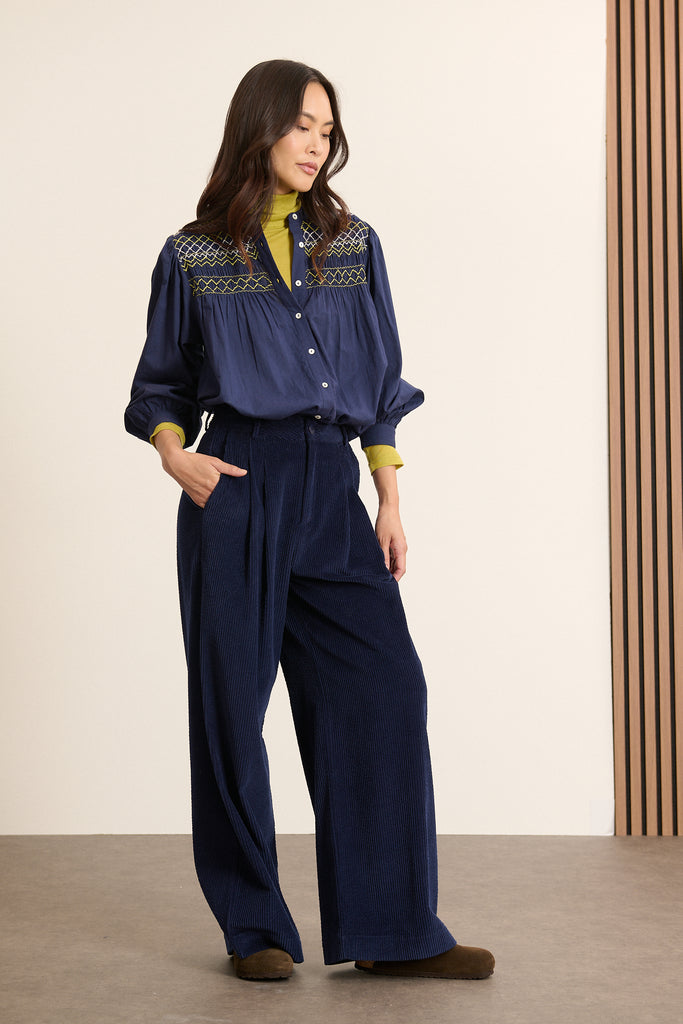 Un essentiel chez Garance, la blouse KETTY pour femme, coloris marine entièrement fabriquée en coton.