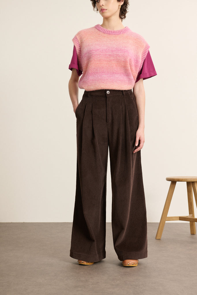 Garance Paris, pantalon pour femme à la coupe droite coloris marron, à pinces en velours 100 % coton. 