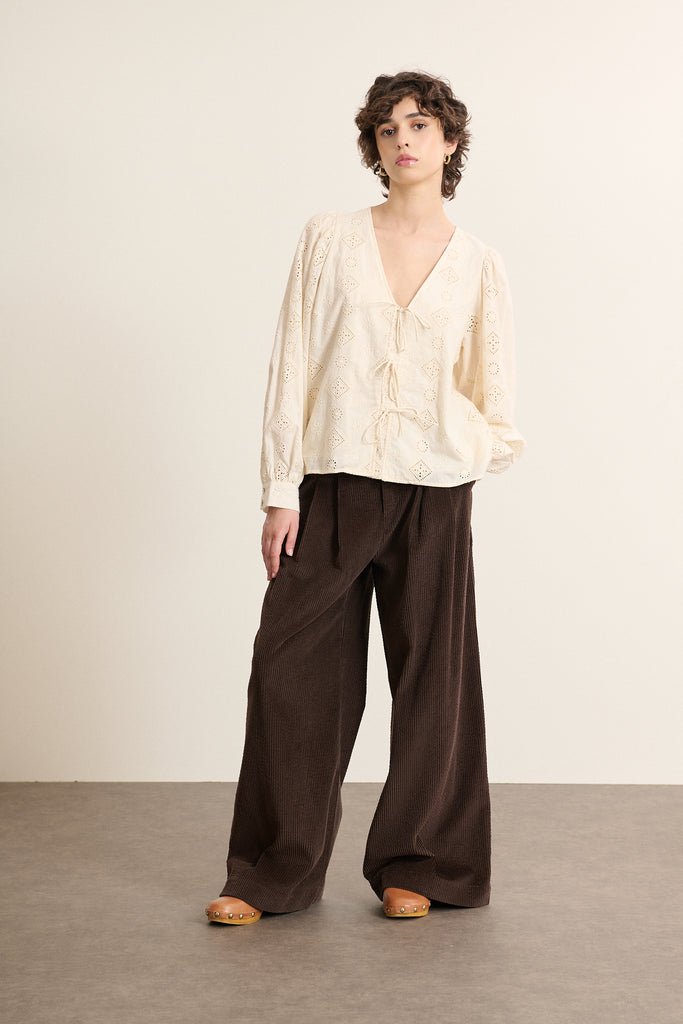 Blouse BETTY, fermeture à nouer à l'encolure, lien en tissu assorti cousu de chaque côté, noué sur le devant ou ouvert. 