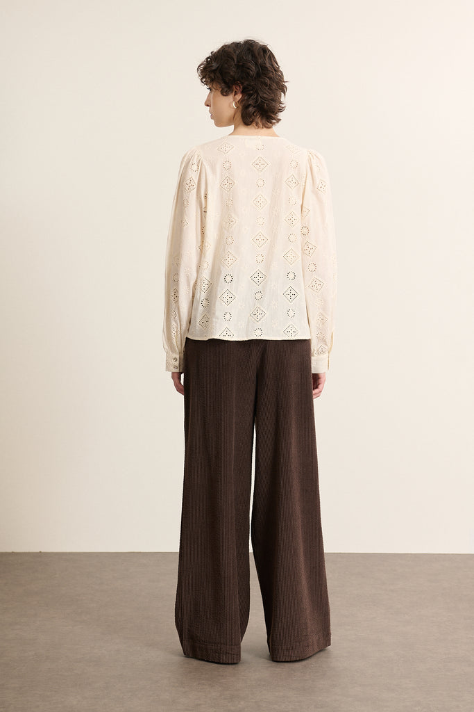 Vue arrière de la blouse écru, coupe droite avec dentelle esprit broderie anglaise et fermeture à nœud.