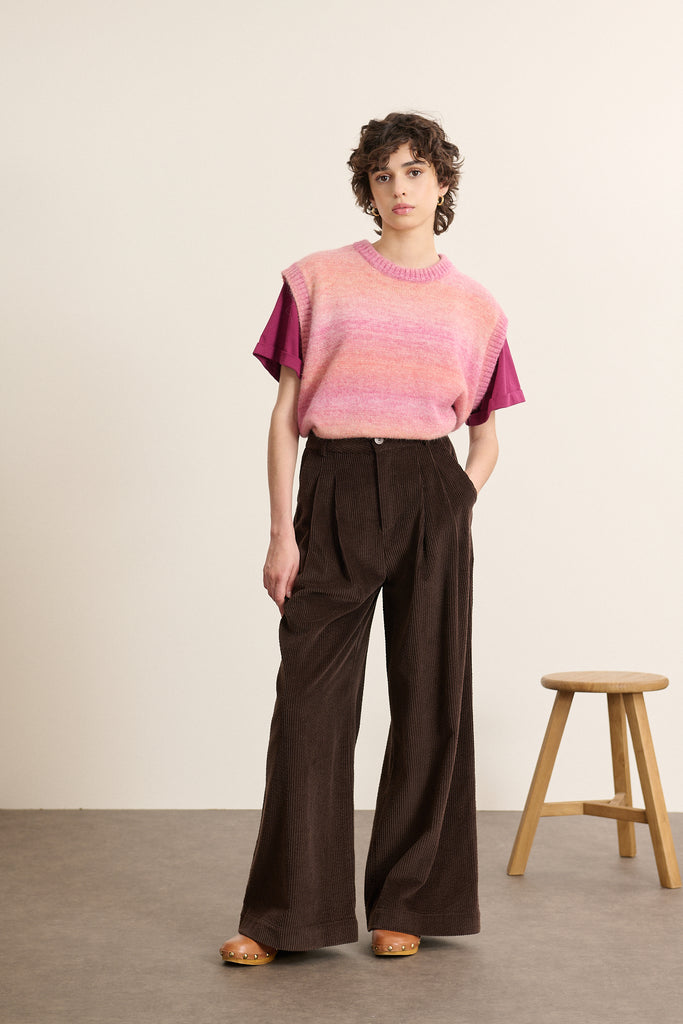 Mannequin femme de face portant en velours coloris marron, jambes larges, taille marquée et pinces apparentes. 