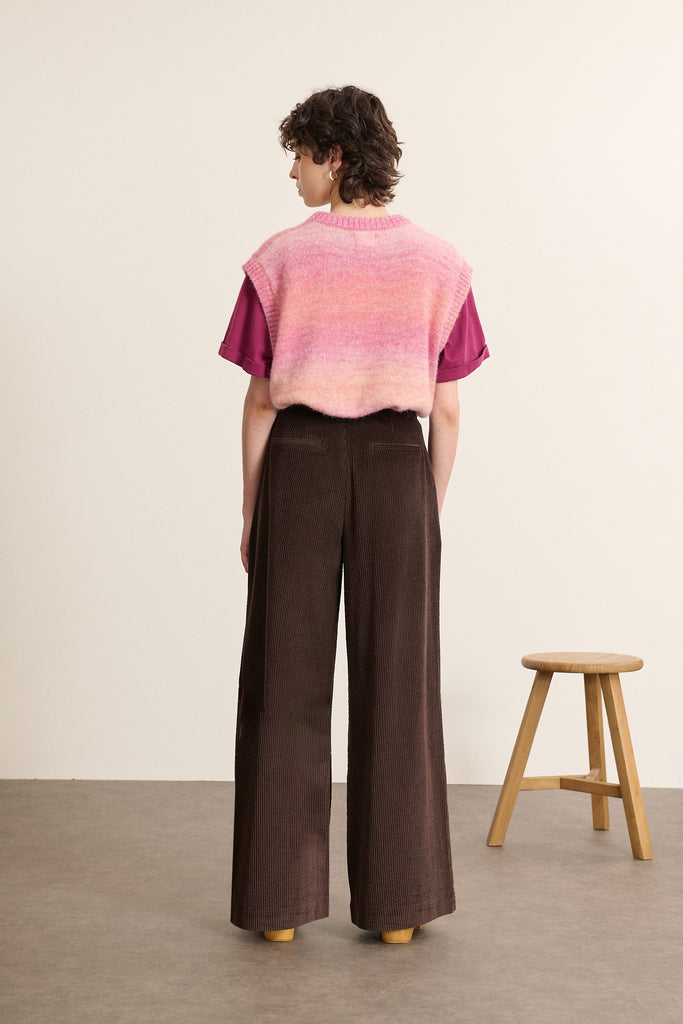 Vue arrière du pantalon en velours, coupe droite avec dos lisse, ceinture structurée et finitions nettes en bas de la jambe.