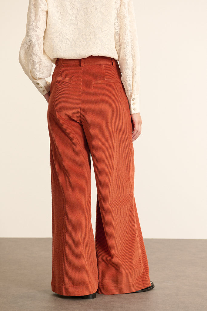 Vue arrière du pantalon en velours, coupe droite avec dos lisse, ceinture structurée et finitions nettes en bas de la jambe.
