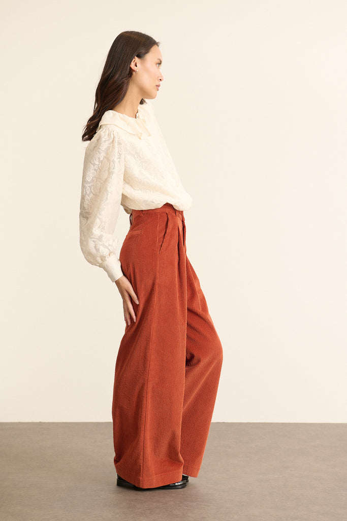 BERTILLE, la blouse coloris écru avec fermeture boutonnée, petits boutons ton sur ton cousus sur patte centrale visible.
