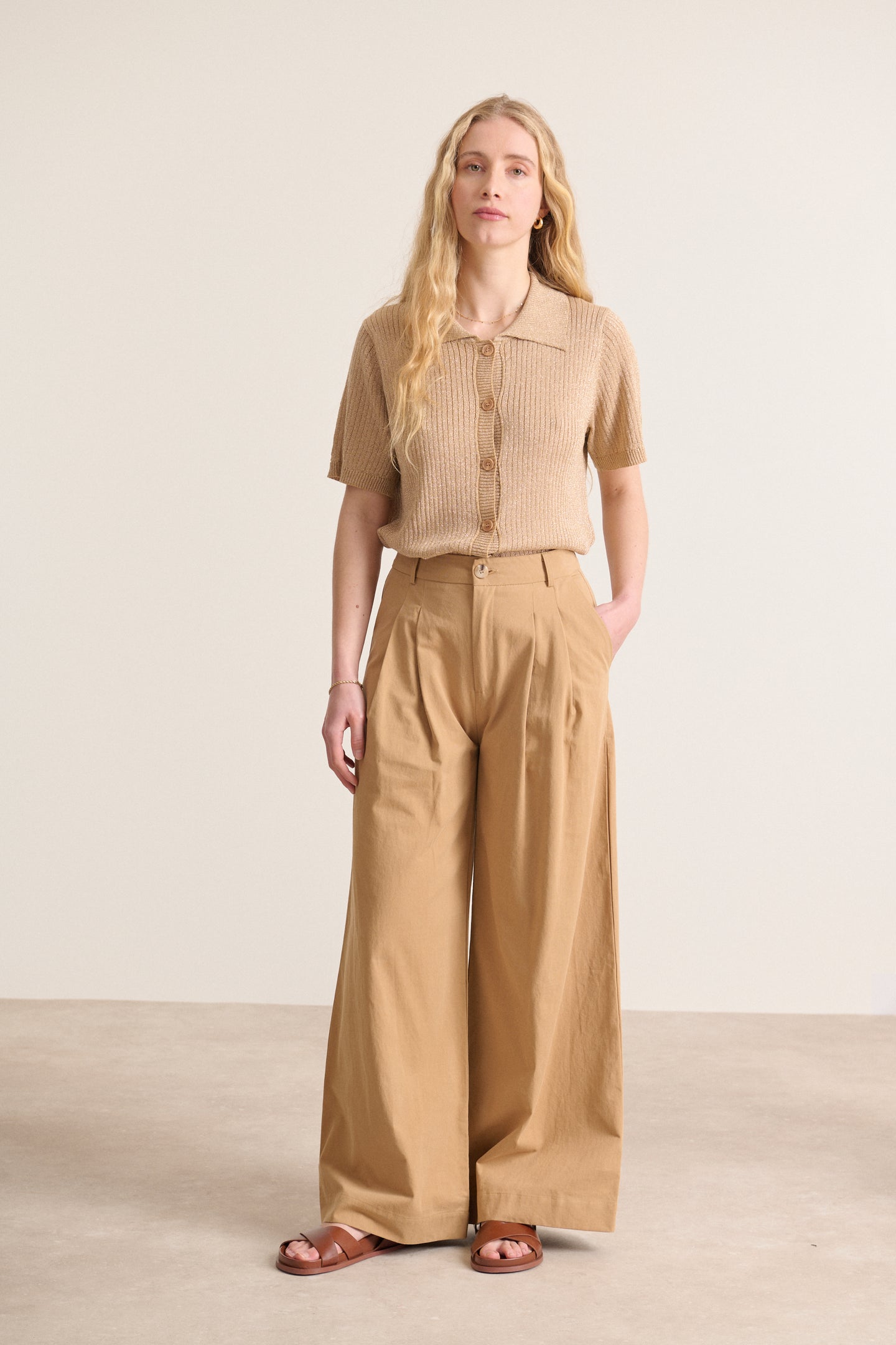 Pantalon sophistiqué à la taille haute avec passants et plis à l'avant coloris beige modèle bas élégant Garance Paris 