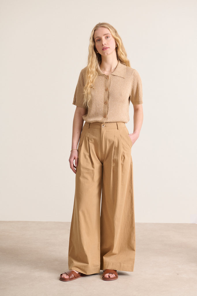 T-shirt glamour et élégant avec col polo manches courtes fermeture boutonnée et tricotage avec fil métallisé doré