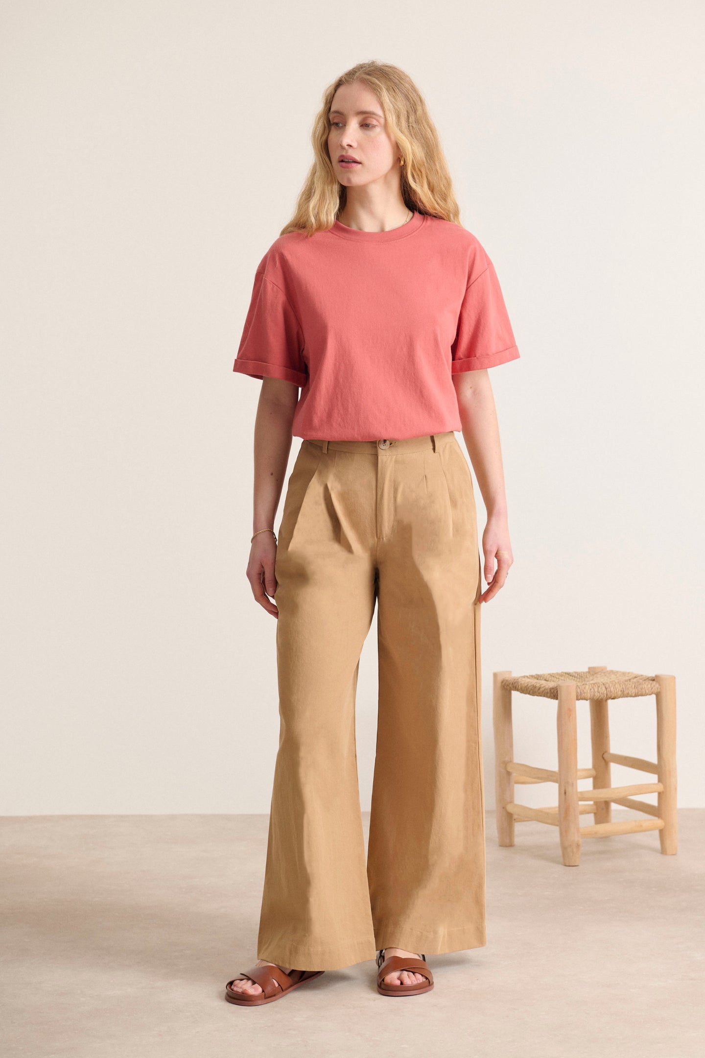 Pantalon à pinces original au coloris naturel beige bas qui dessine la silhouette et marque la taille 