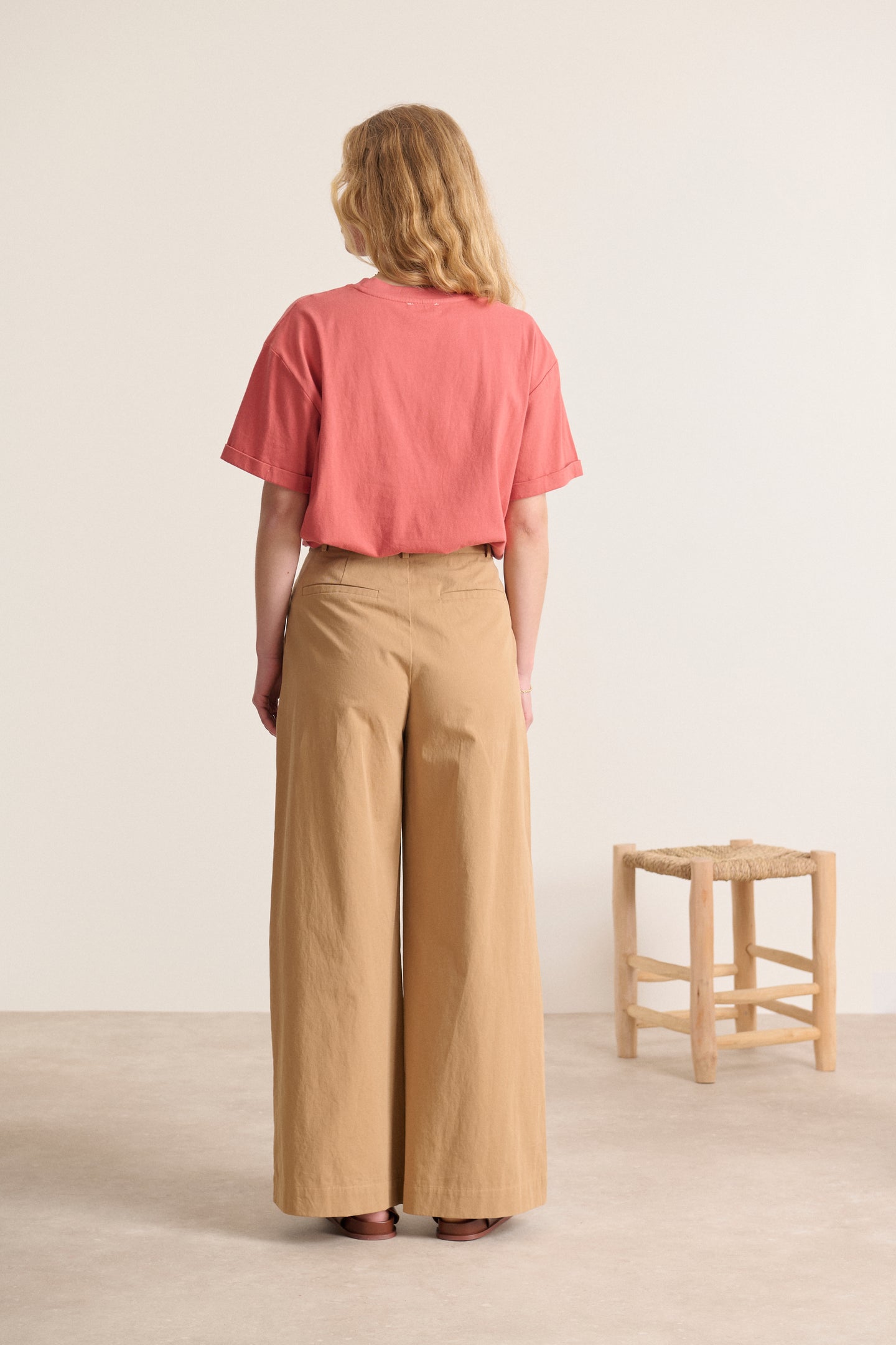 Pantalon classique et moderne avec taille haute à la fois chic et confortable aux jambes larges coloris beige 