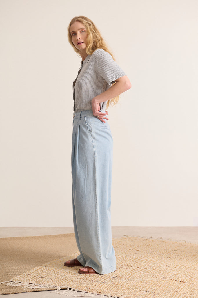 Top en maille manches courtes avec fil métallisé et allure élégante vêtement vestiaire femme