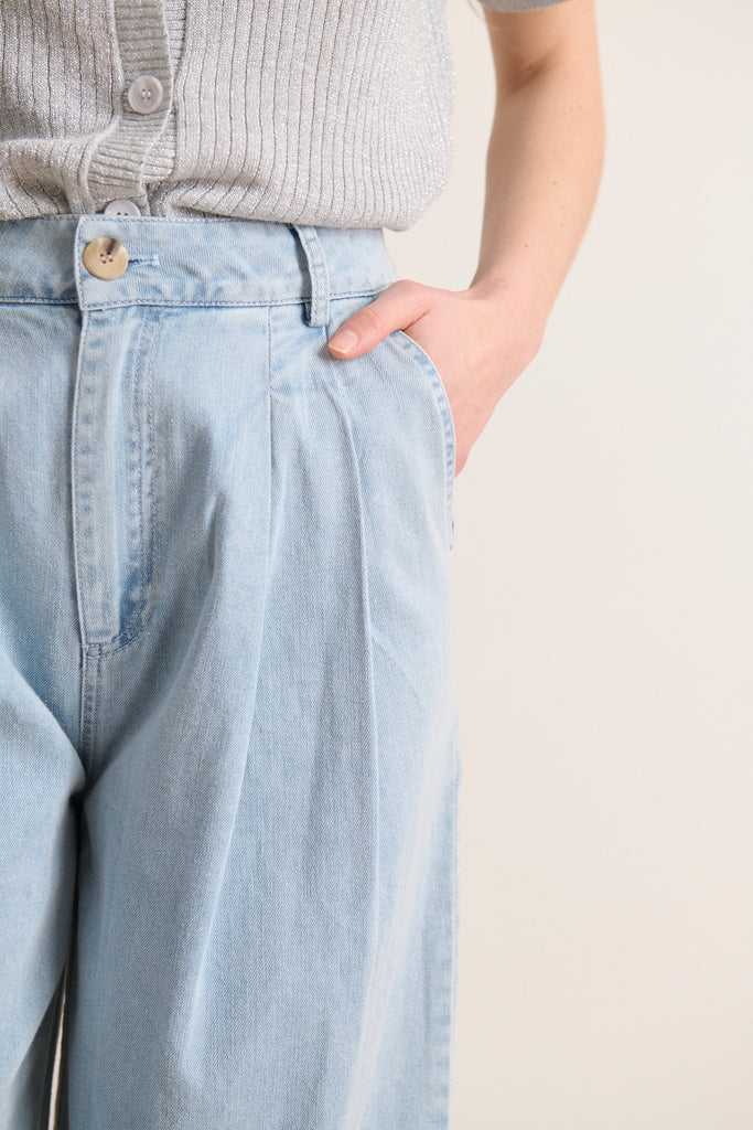 Pantalon bleu chambray, coupe ample avec plis avant, jambes larges, parfait pour la saison printemps été