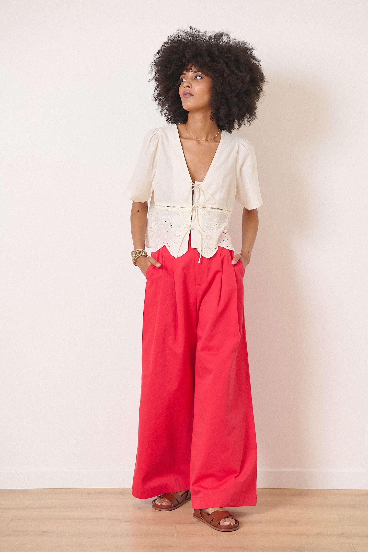 Bas 100 % coton couleur rouge jambes larges taille haute plis sur le devant vêtement femme