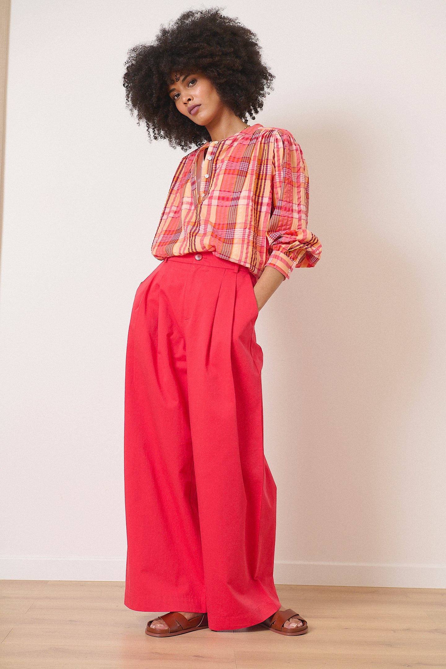 Pantalon à la coupe ample et à la  taille haute avec jambes larges et plis avants matière 100% coton marque parisienne 