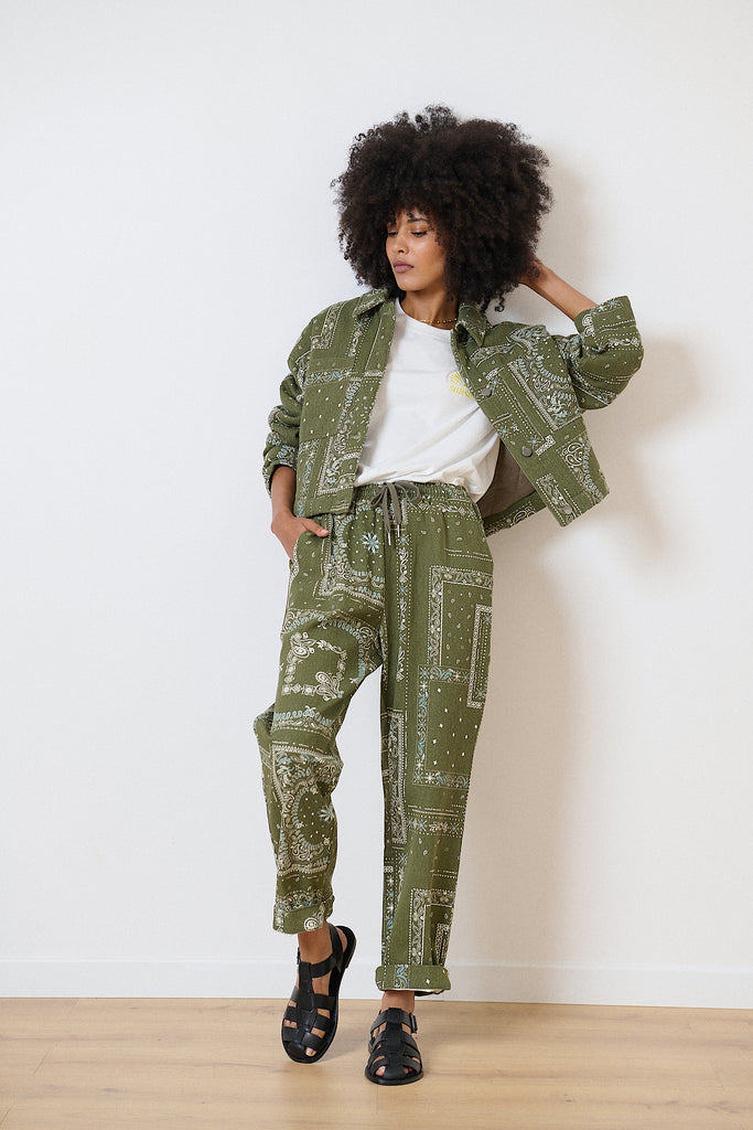 Pantalon kaki léger, taille élastique avec cordon, poches fonctionnelles, motif bandana chic