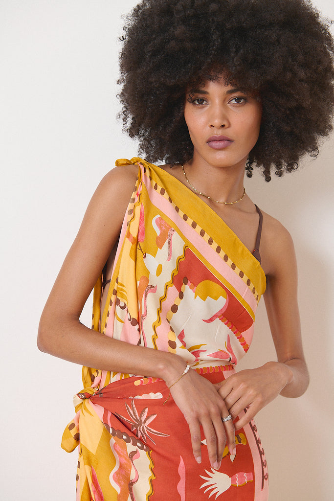 accessoire de plage ou de ville coloris corail en viscose avec imprimé exclusif à porter comme paréo robe ou jupe 