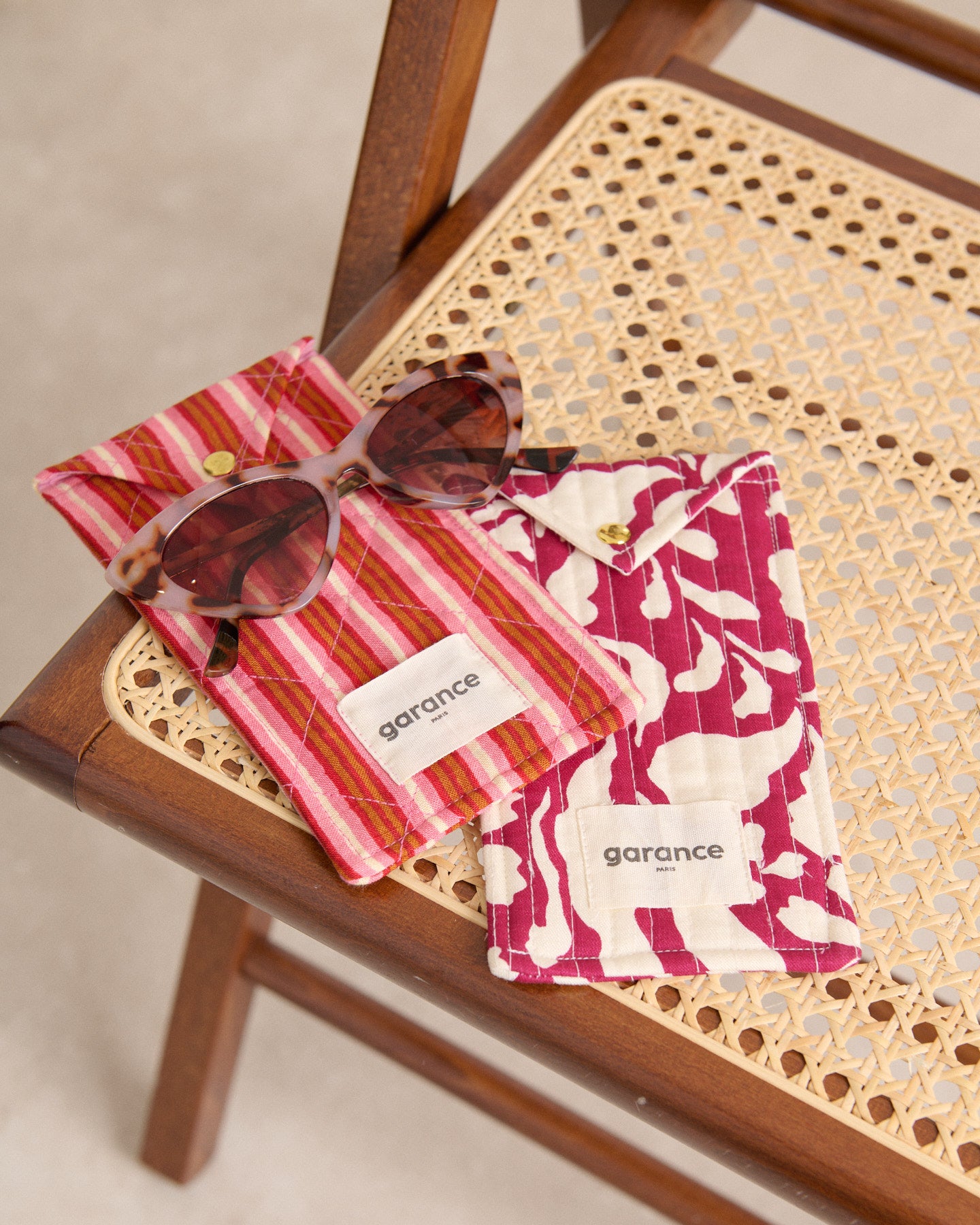 Pochette matelassée pour lunettes avec bouton pression doré pour fermeture et au coloris rose 