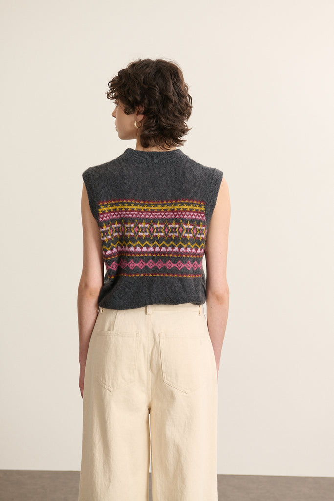 Vue arrière du pull sans manches, coupe droite avec motif jacquard visible sur l’épaule et le haut du dos.