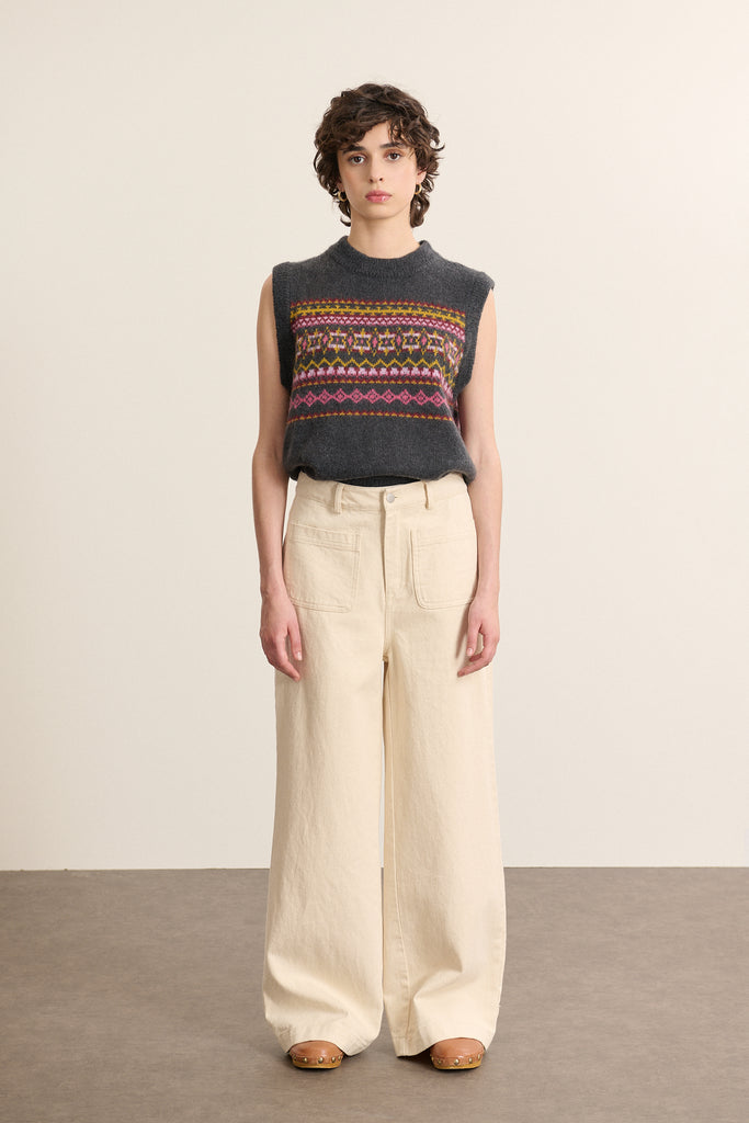 Mannequin femme de face portant un pull sans manches anthracite en jacquard esprit norvégien, col rond et coupe droite.