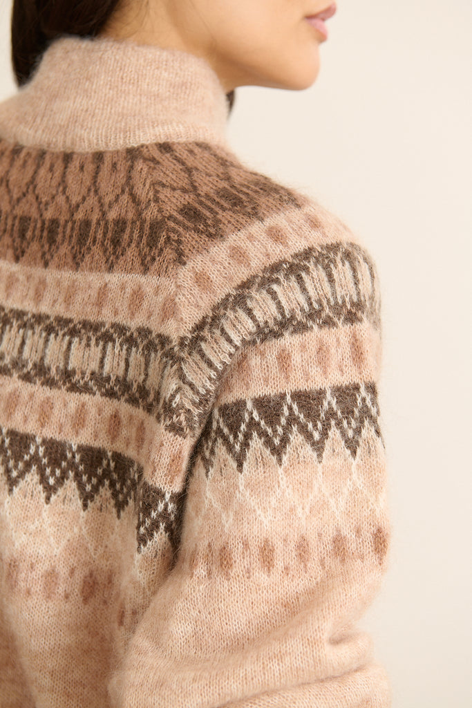 Maille chaude en nylon recyclé, laine mérinos et kid mohair, texture duveteuse au tombé souple et confortable.