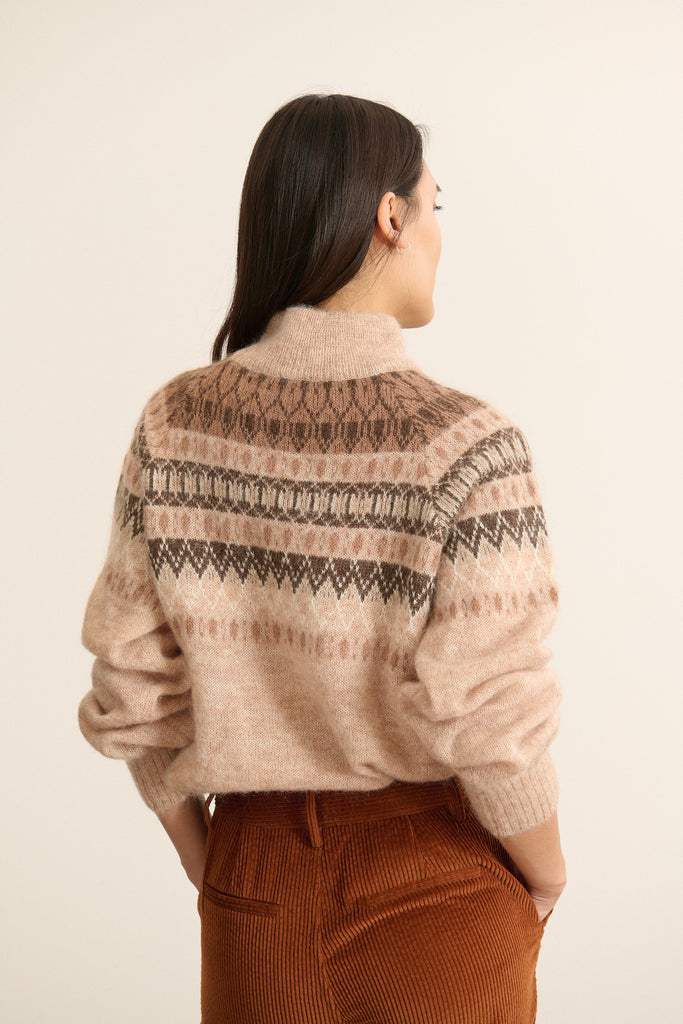 Vue arrière du pull jacquard beige, coupe ample avec motif positionné en haut du dos et finitions en maille côtelée.