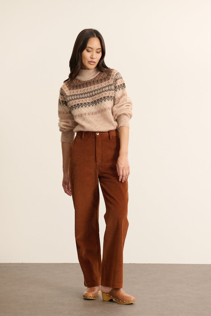 BICHA, au motif jacquard esprit norvégien placé en haut du buste et manches, tricoté en contraste dans une maille régulière.