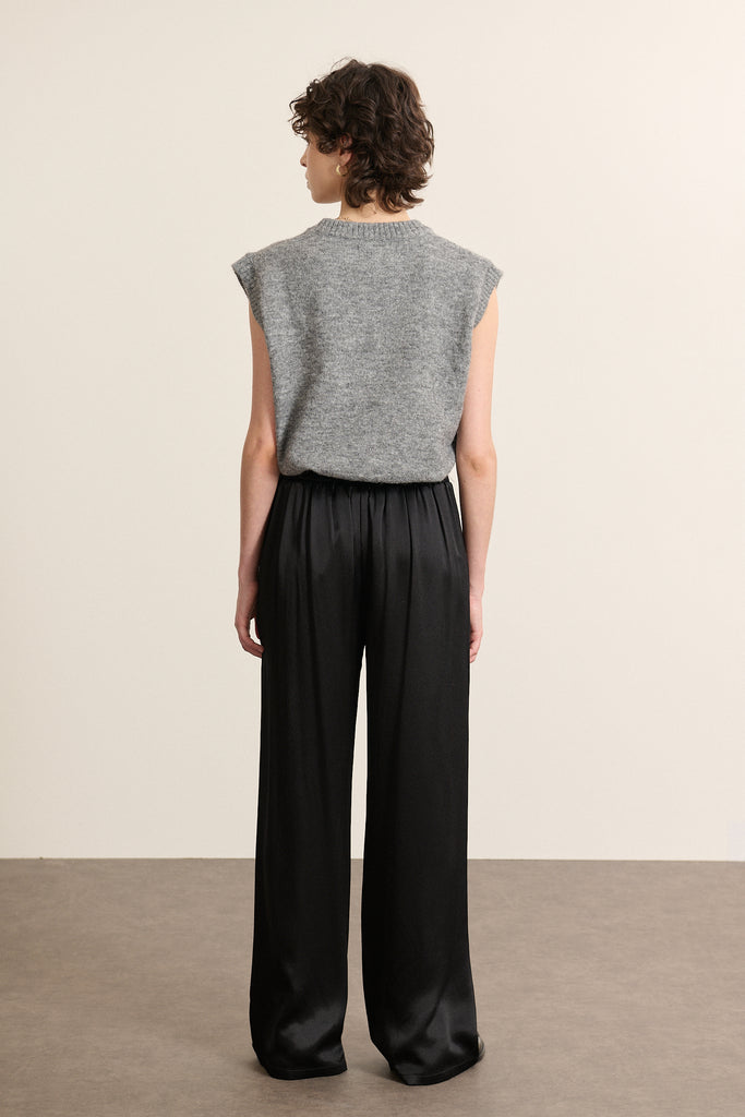 Vue arrière du pull sans manches gris, coupe droite avec finitions bordées sur l’encolure et les emmanchures.