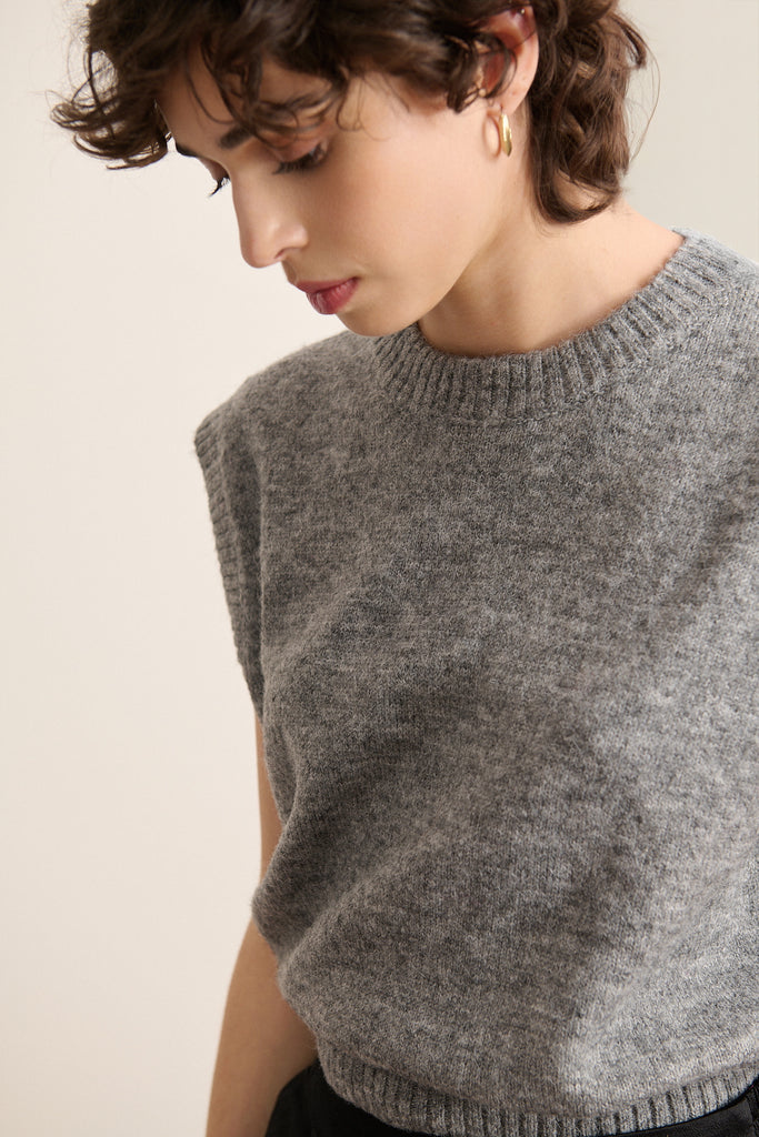 Maille gris légèrement extensible et respirante, parfaite à porter seule ou en superposition sur une chemise ou un tee-shirt