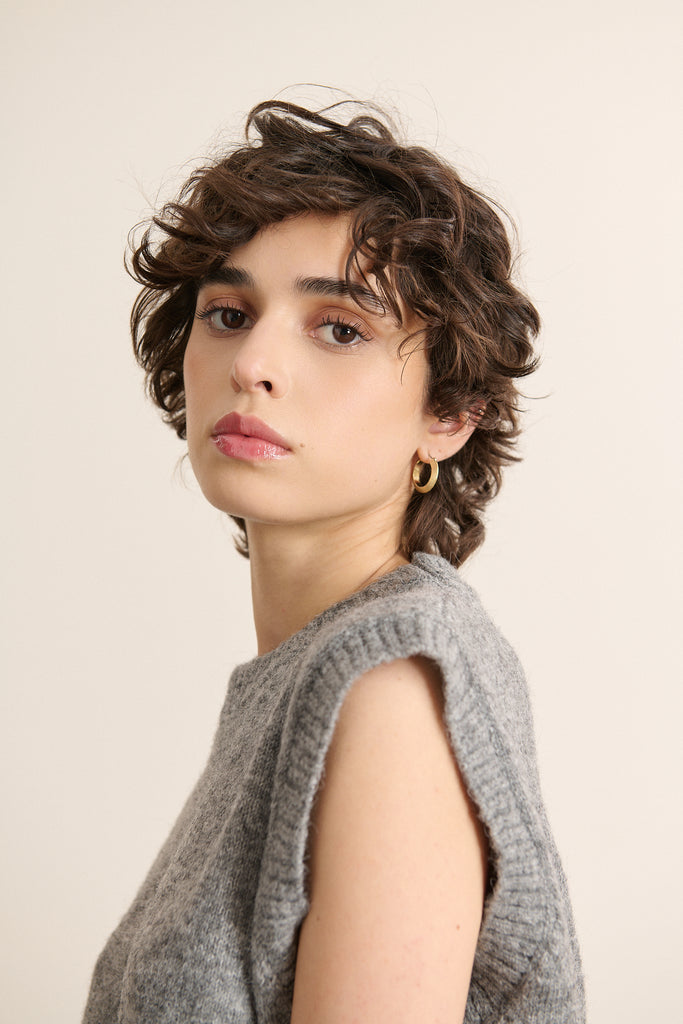 Pull sans manches à la coupe droite confortable avec tombé naturel, base resserrée par un bord-côte discret et souple.