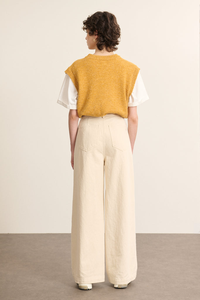 Vue arrière du pull sans manches jaune, coupe droite avec finitions bordées sur l’encolure et les emmanchures.