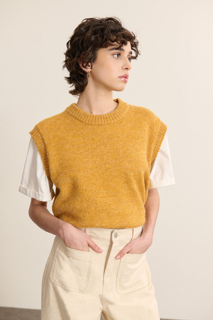 Emmanchures larges et dégagées pour le pull BIJOU, bordées par un bord-côte ton sur ton assurant maintien et confort.