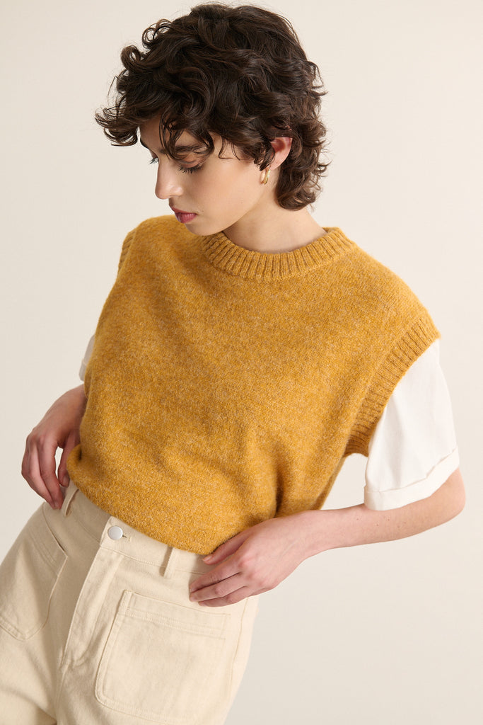 Maille douce composée d’acrylique, laine, nylon, polyester et élasthanne, au toucher souple et légèrement extensible.