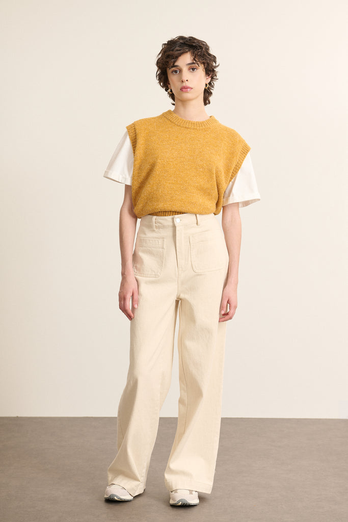Mannequin femme de face portant un pull sans manches jaune, coupe droite avec col rond et finitions en maille côtelée.