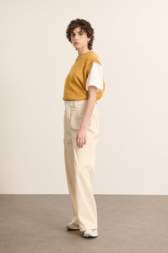 Maille jaune légèrement extensible et respirante, parfaite à porter seule ou en superposition sur une chemise ou un tee-shirt